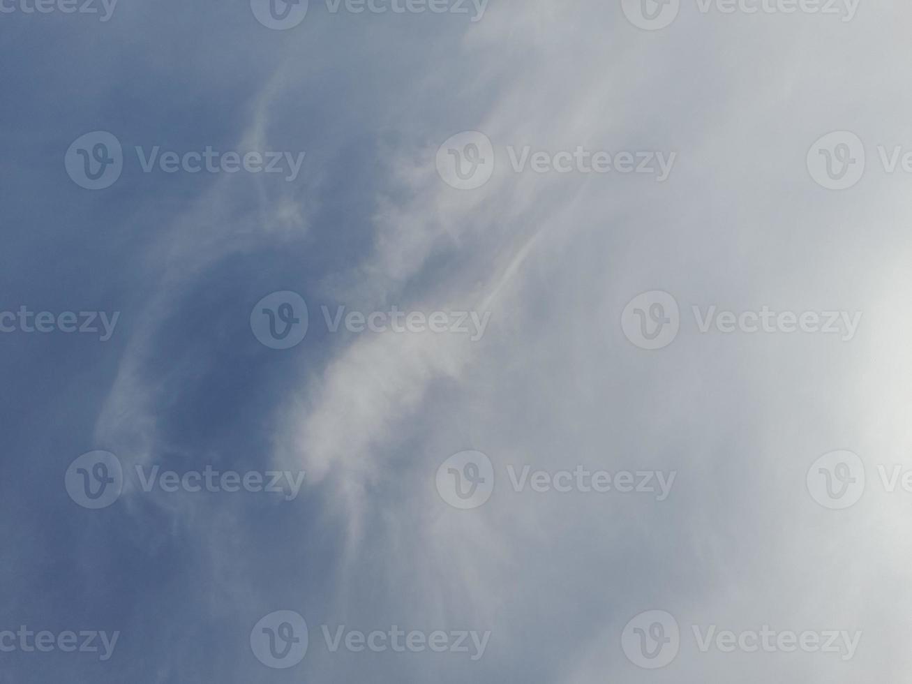 bellissimo bianca nuvole su in profondità blu cielo sfondo. grande luminosa morbido soffice nuvole siamo copertina il intero blu cielo. foto