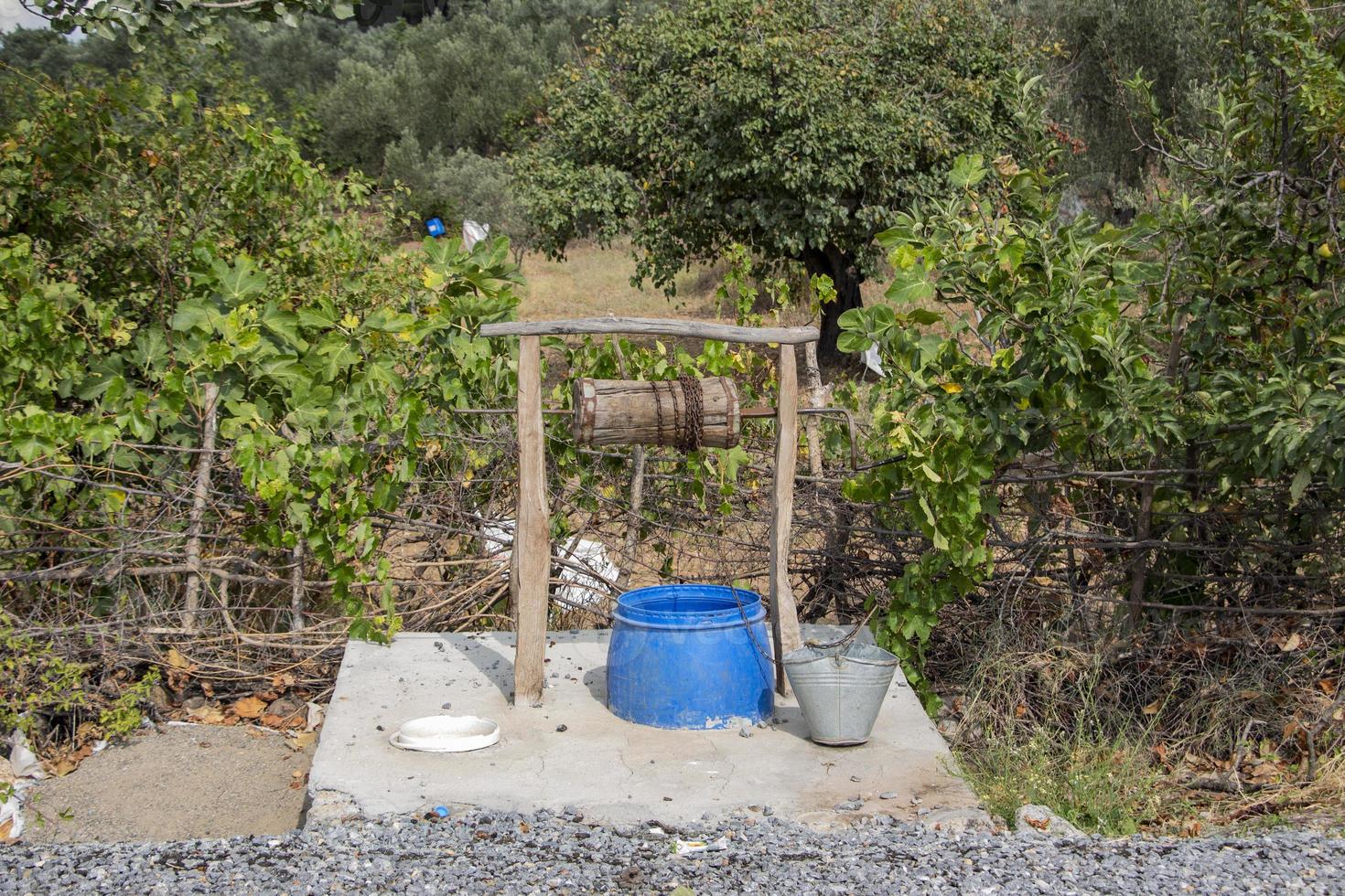 acque sotterranee pozzi nel campagna con catena e benna, acqua bene nel il natura foto