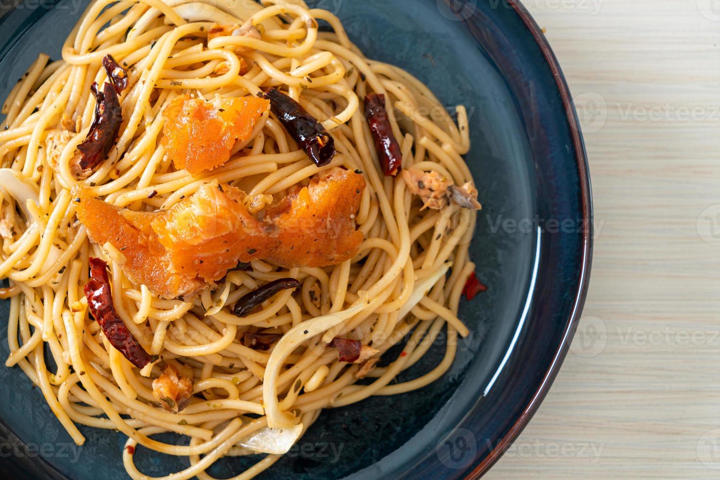 spaghetti saltati in padella con salmone e peperoncino secco foto