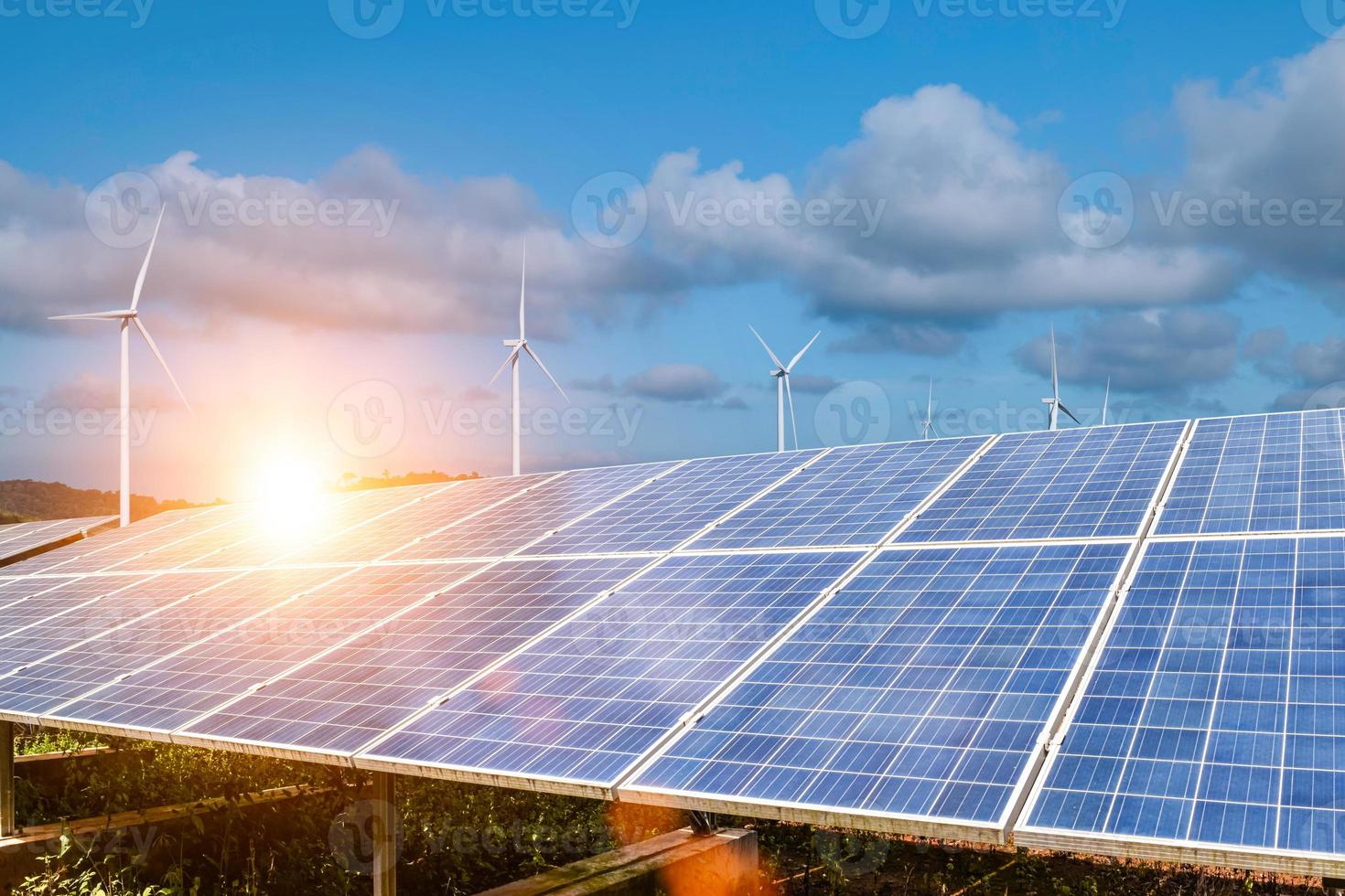 solare pannelli con vento turbine contro blu cielo sfondo. fotovoltaico, alternativa elettricità fonte. sostenibile risorse concetto foto