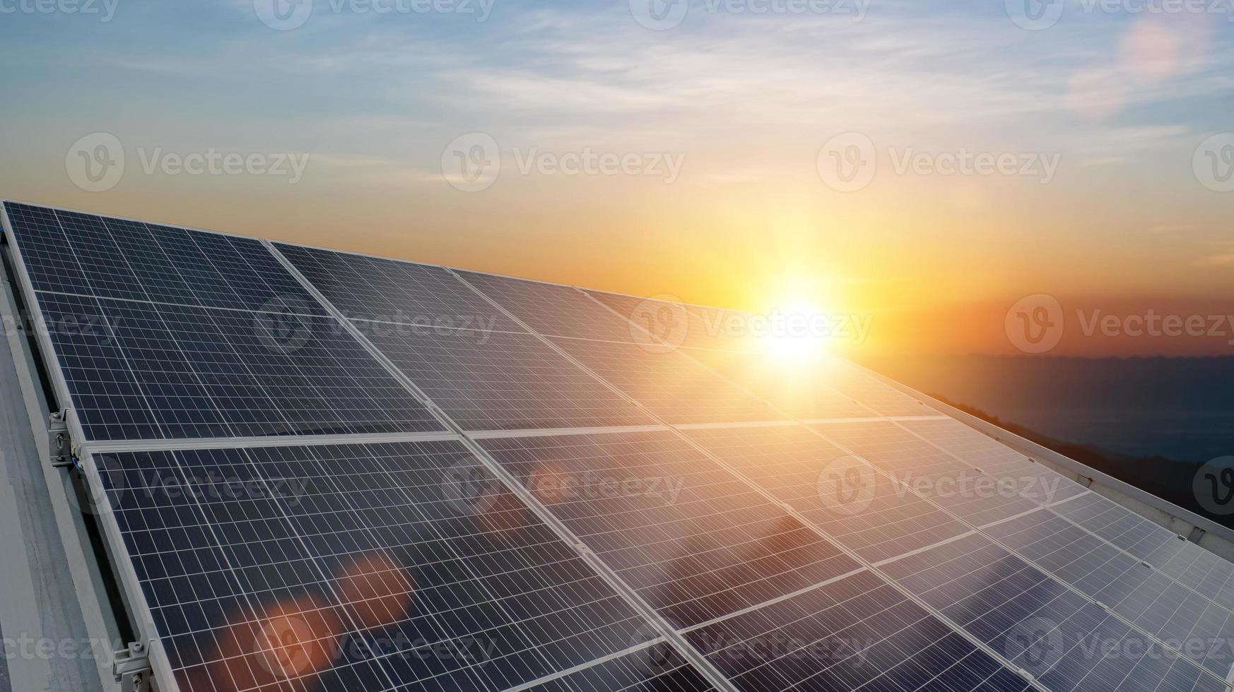 solare pannello sistema, fotovoltaico pannelli su il tetto. concetto di alternativa elettricità sostenibile risorsa foto