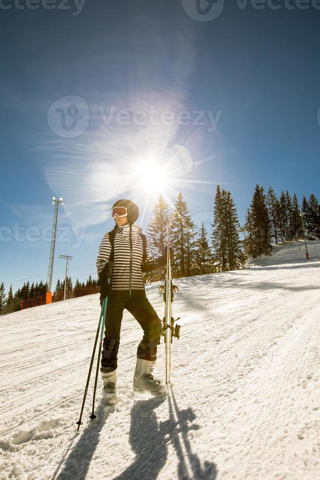 giovane donna a inverno sciare beatitudine, un' soleggiato giorno avventura foto