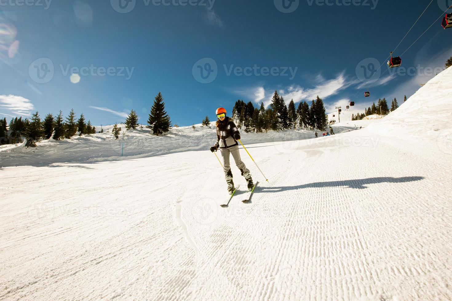 ragazza a inverno sciare beatitudine, un' soleggiato giorno avventura foto