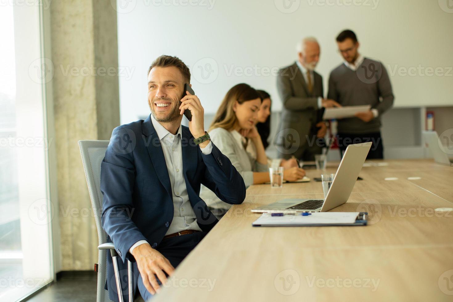 giovane attività commerciale uomo utilizzando mobile Telefono nel il ufficio foto