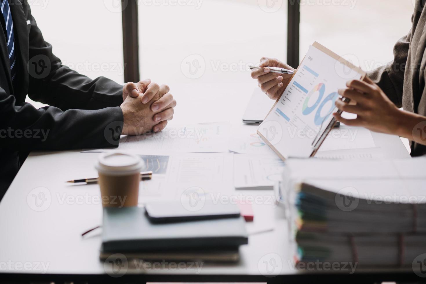 gli analisti finanziari analizzano i rapporti finanziari aziendali su un progetto di investimento di pianificazione di un tablet digitale durante una discussione in una riunione aziendale che mostra i risultati del loro lavoro di squadra di successo. foto