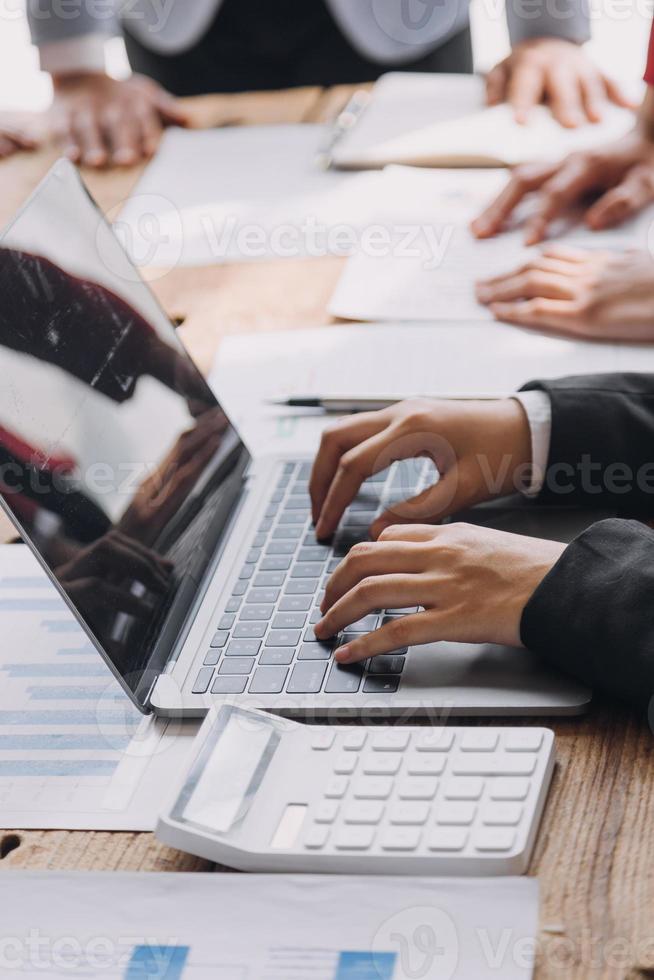 gli analisti finanziari analizzano i rapporti finanziari aziendali su un progetto di investimento di pianificazione di un tablet digitale durante una discussione in una riunione aziendale che mostra i risultati del loro lavoro di squadra di successo. foto