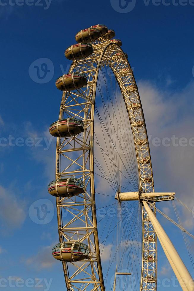 Ferris ruota nel il divertimento parco su sfondo di blu cielo con nuvole. Basso angolo Visualizza di un' grande Ferris ruota. foto