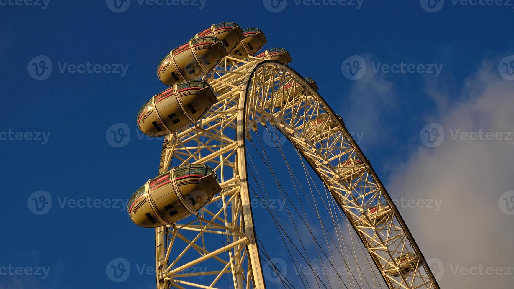 Ferris ruota nel il divertimento parco su sfondo di blu cielo con nuvole. Basso angolo Visualizza di un' grande Ferris ruota. foto