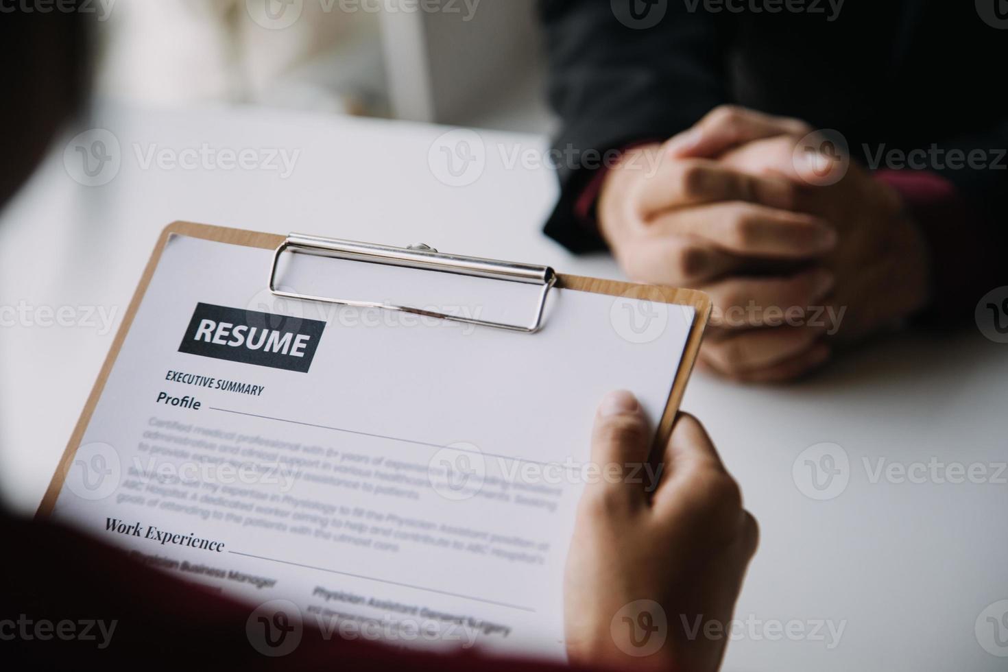 vicino su Visualizza di lavoro colloquio nel ufficio, messa a fuoco su curriculum vitae scrittura Consigli, datore di lavoro rivedere bene CV di preparato qualificato richiedente, reclutatore considerando applicazione, hr manager fabbricazione assumere decisione foto