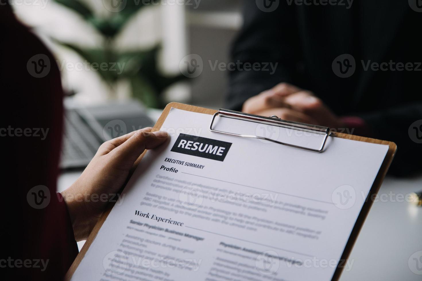 vicino su Visualizza di lavoro colloquio nel ufficio, messa a fuoco su curriculum vitae scrittura Consigli, datore di lavoro rivedere bene CV di preparato qualificato richiedente, reclutatore considerando applicazione, hr manager fabbricazione assumere decisione foto