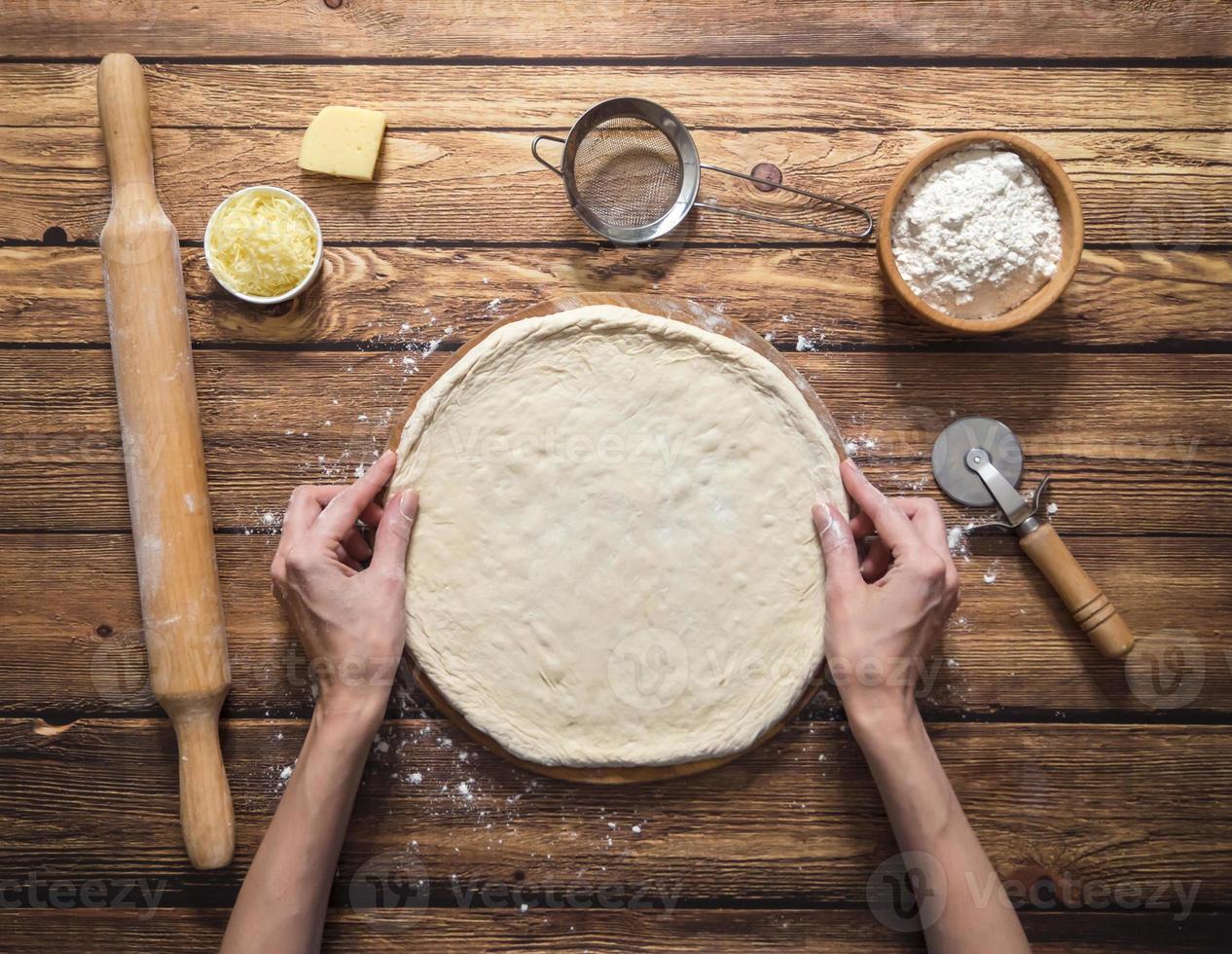 cucinando Pizza. il modellare di Impasto per Pizza. superiore Visualizza. foto