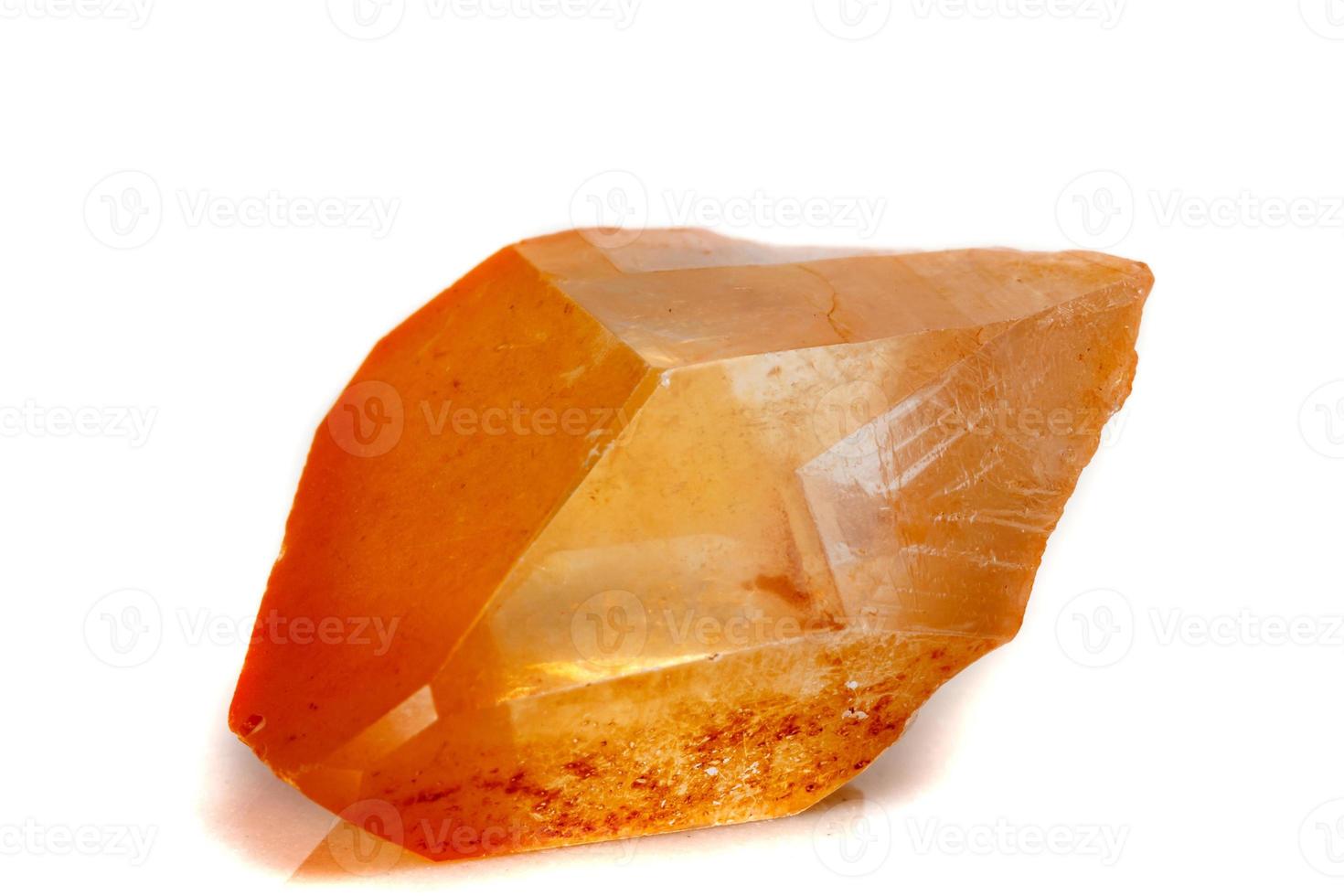 macro minerale pietra lemuriano cristallo un' bianca sfondo foto