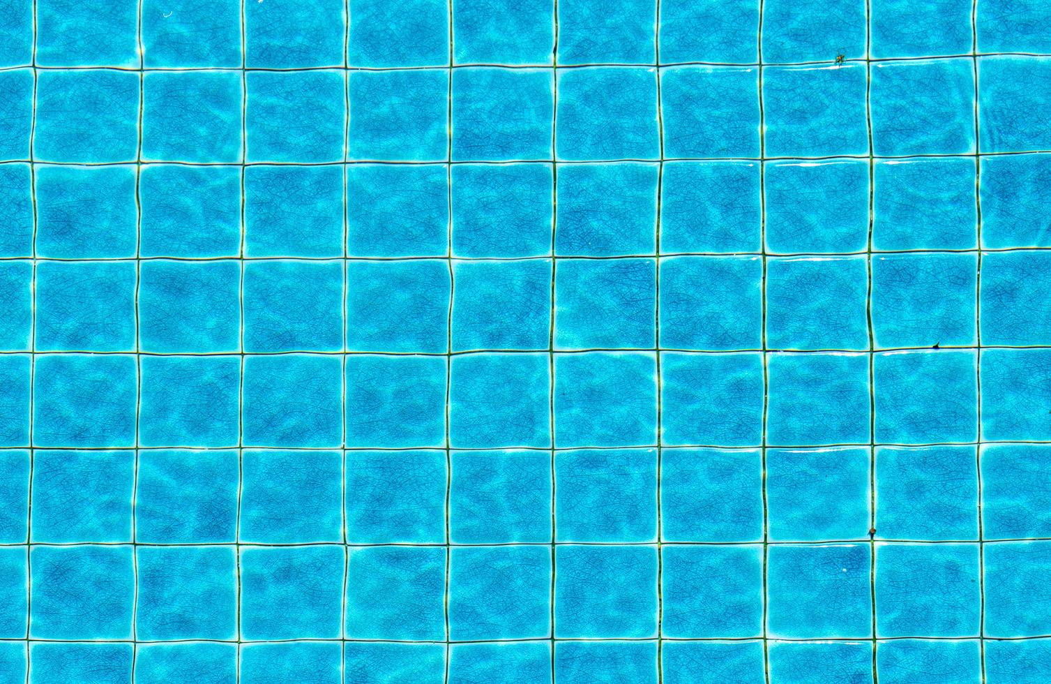 vista dall'alto piscina blu acqua strappata sfondo astratto foto