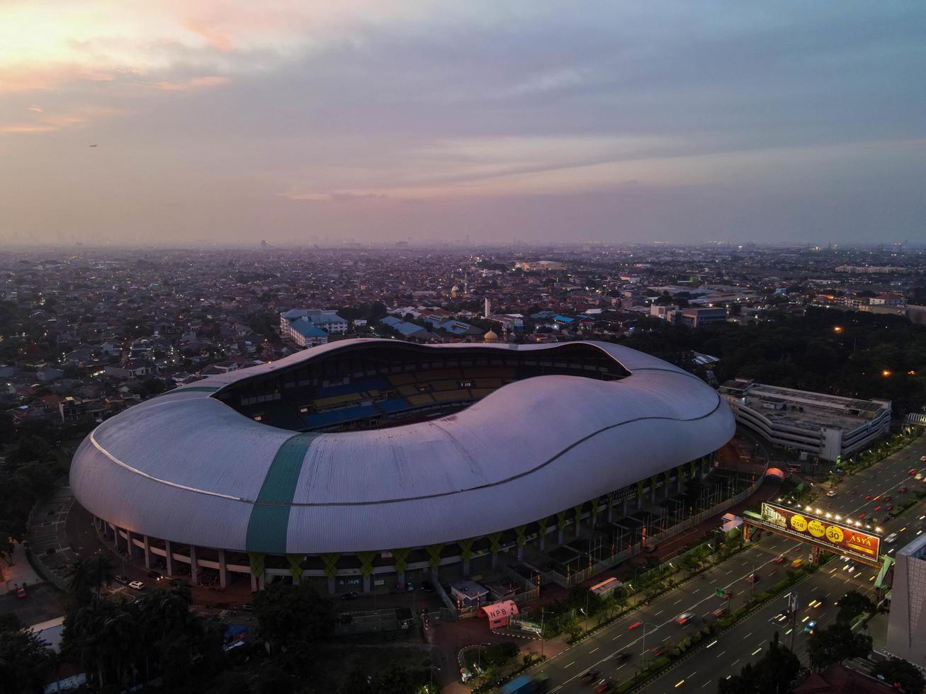 bekasi, indonesia 2021 - veduta aerea del più grande stadio di bekasi da un drone con tramonto e nuvole foto