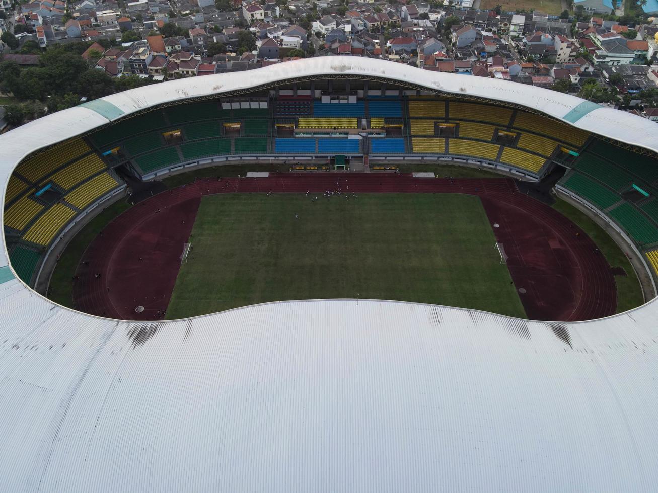 bekasi, indonesia 2021- veduta aerea del più grande stadio di bekasi da un drone foto