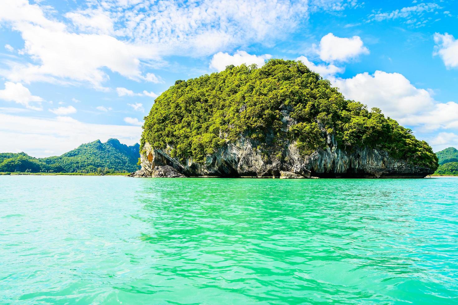 bellissima isola tropicale, spiaggia, mare e oceano foto