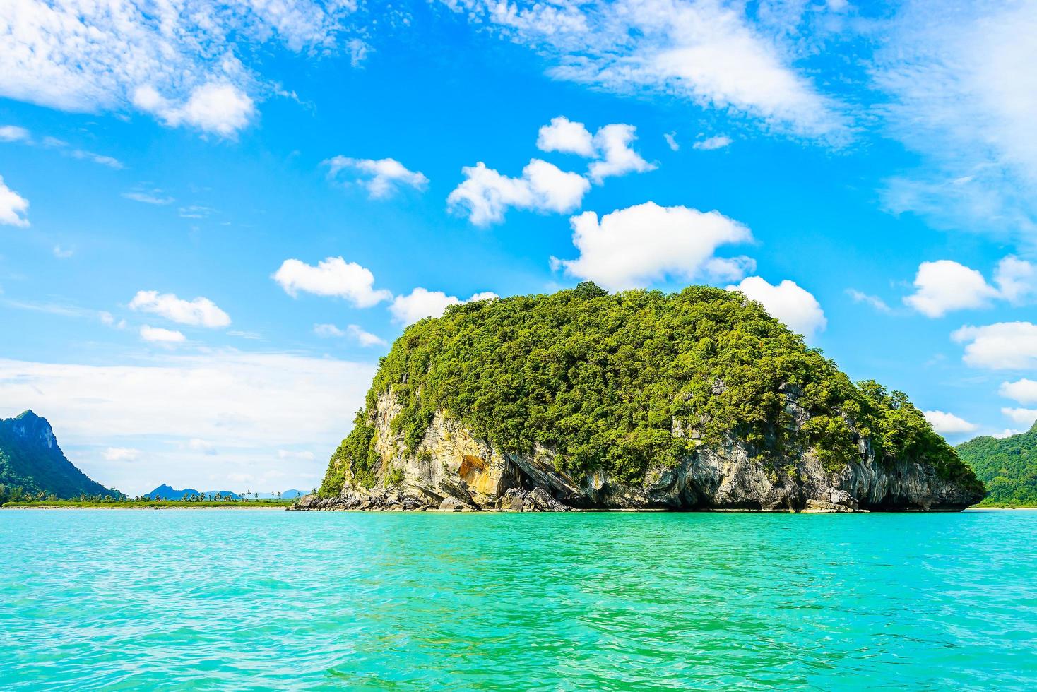 bellissima isola tropicale, spiaggia, mare e oceano foto