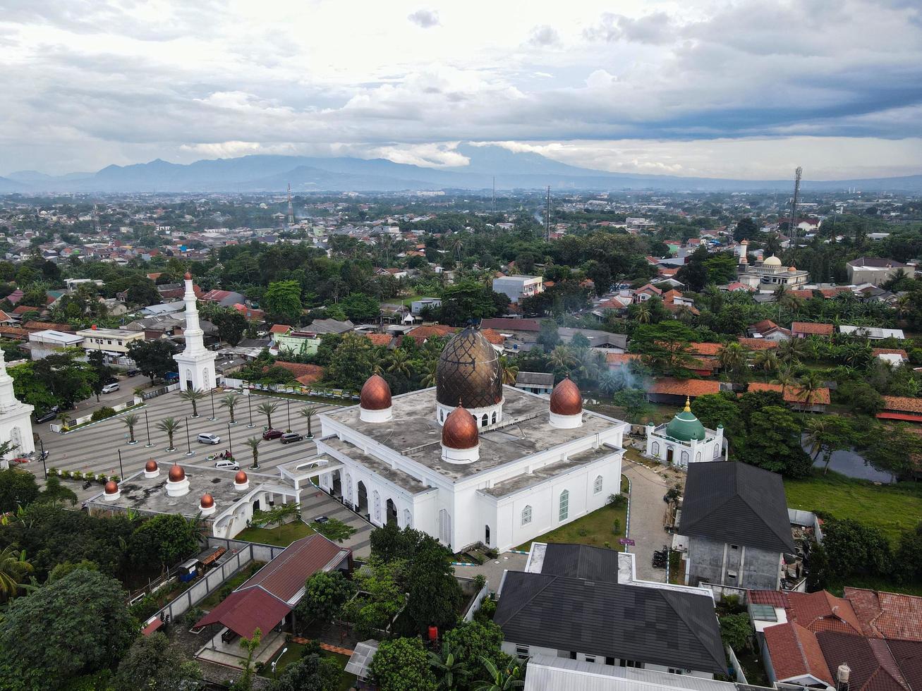 depok, indonesia 2021- panorama della moschea del centro nurul mustofa, vista della più grande moschea di depok foto