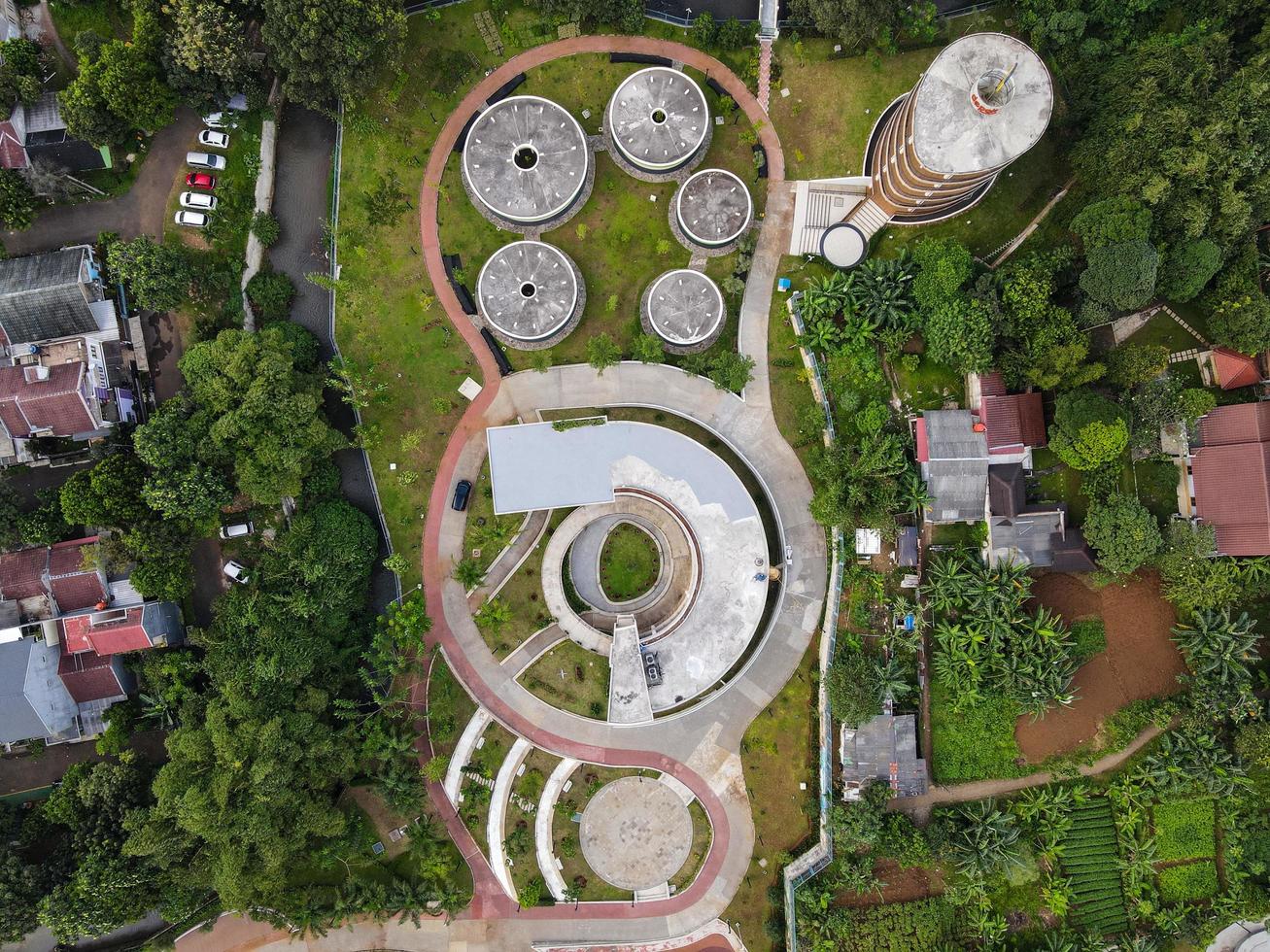 depok, indonesia 2021- veduta aerea del cortile del parco giochi pubblico circondato da alberi verdi foto