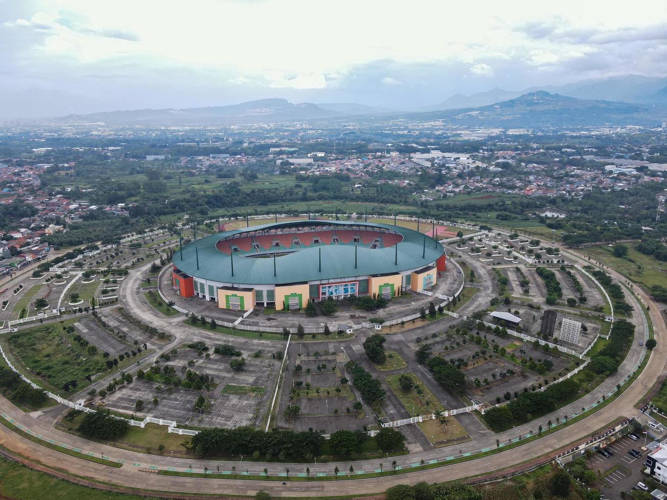 bogor, indonesia 2021 - veduta aerea del più grande stadio stadio pakansari da drone con nuvole e tramonto foto