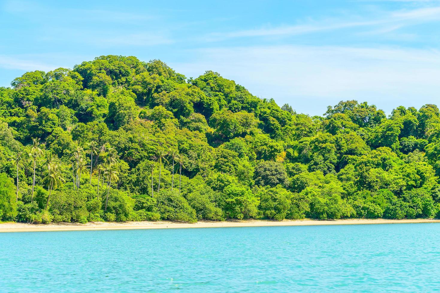 bellissima isola tropicale e mare in thailandia foto