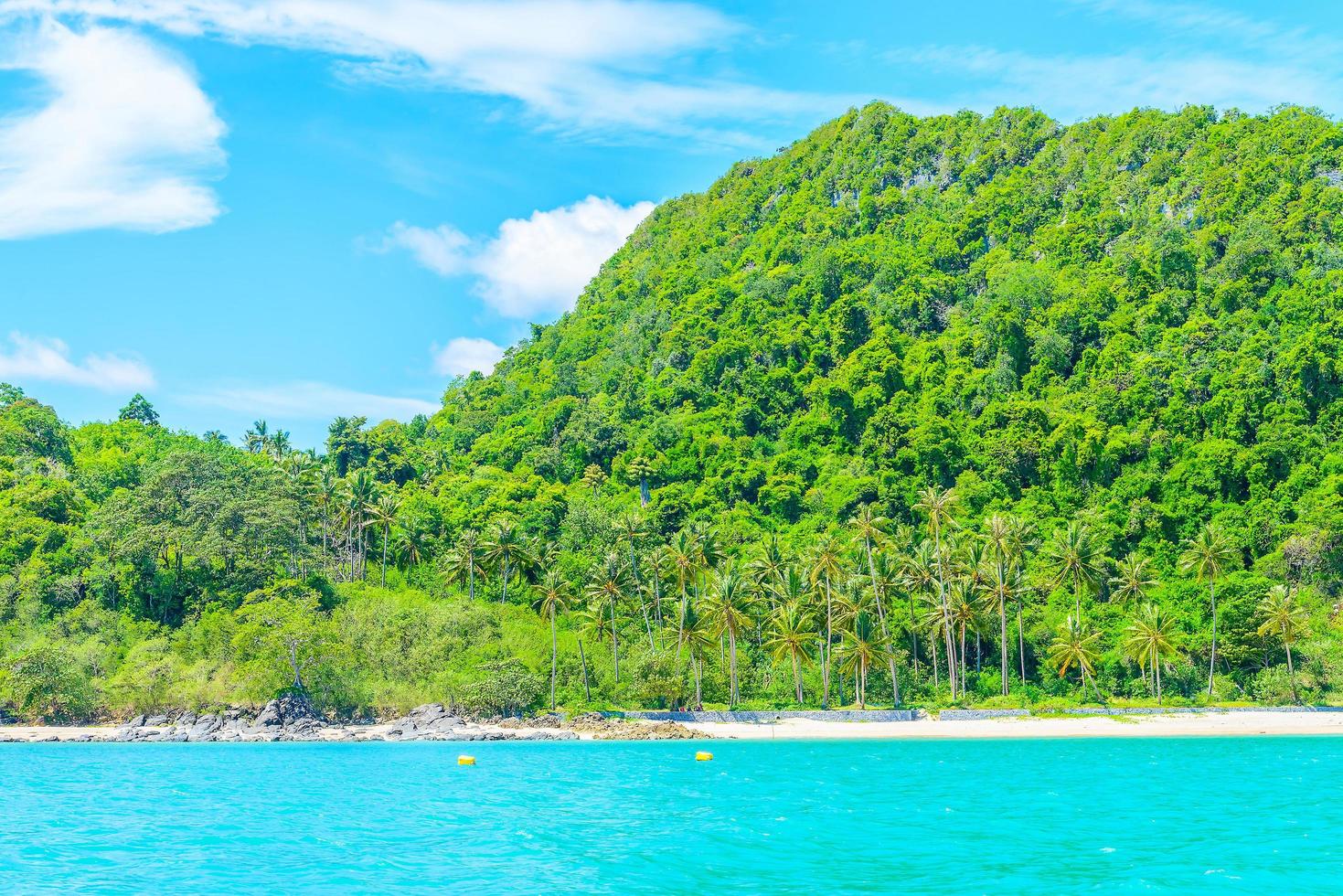 bellissima isola tropicale e mare in thailandia foto