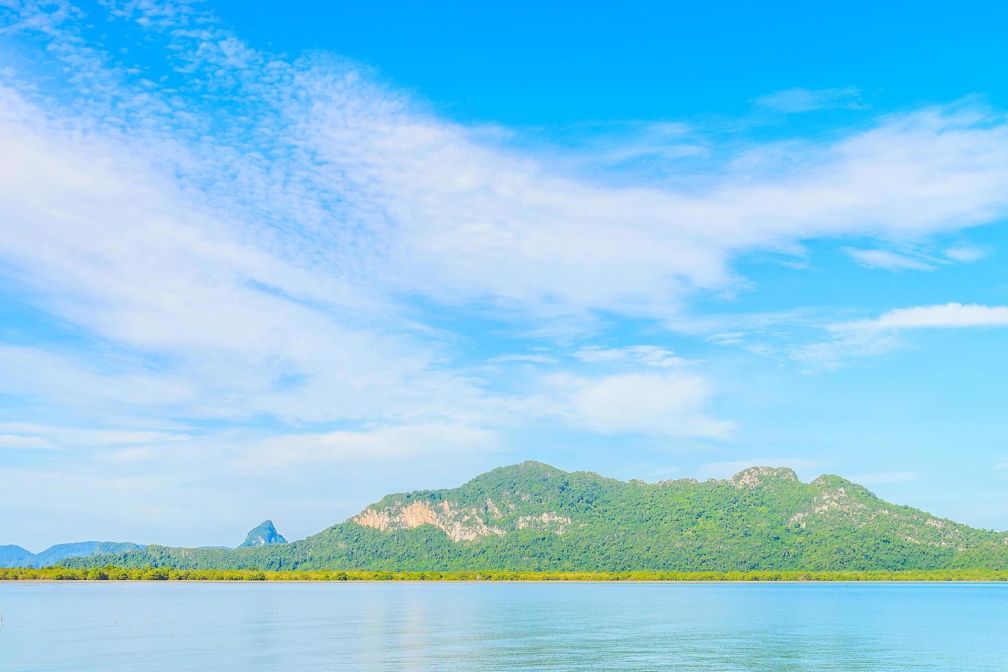 bellissima isola tropicale e mare in thailandia foto