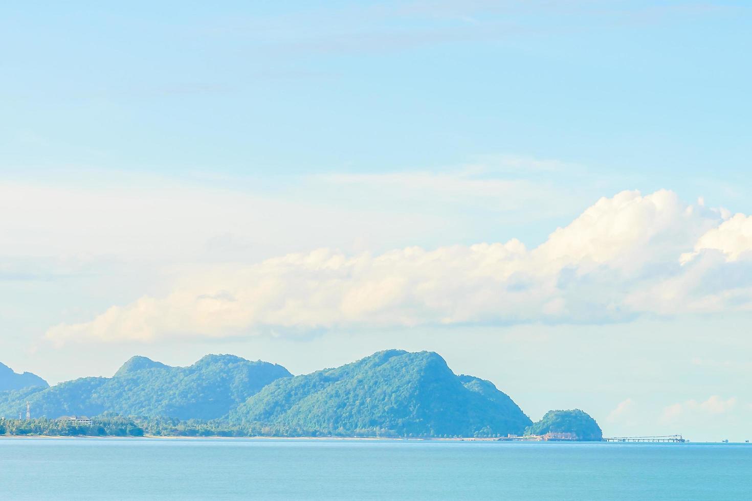 bellissima isola tropicale e mare in thailandia foto