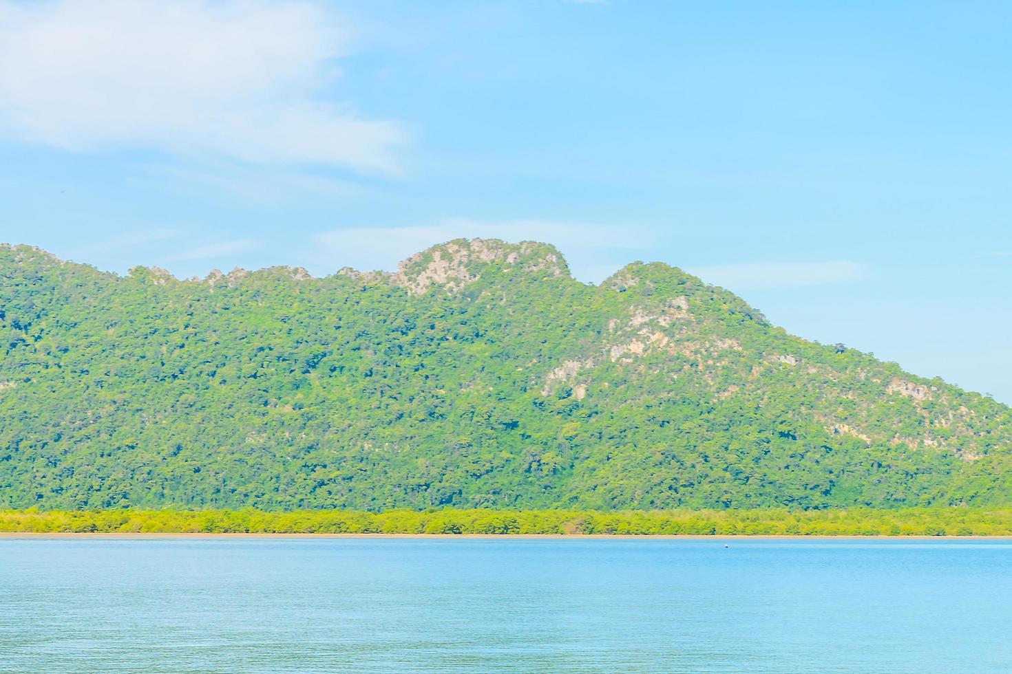 bellissima isola tropicale e mare in thailandia foto