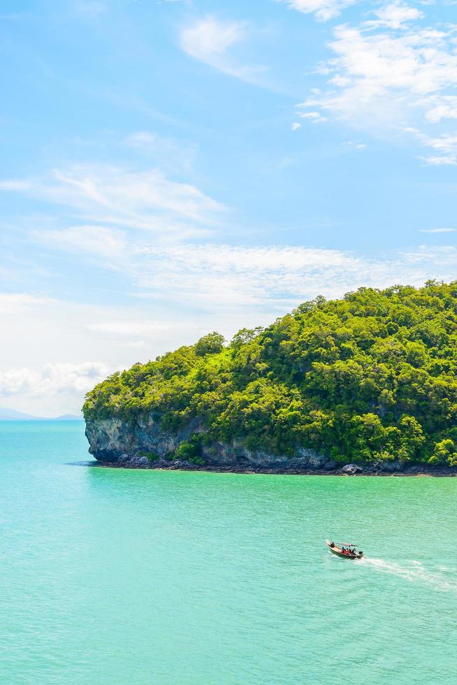 bellissima isola tropicale e mare in thailandia foto