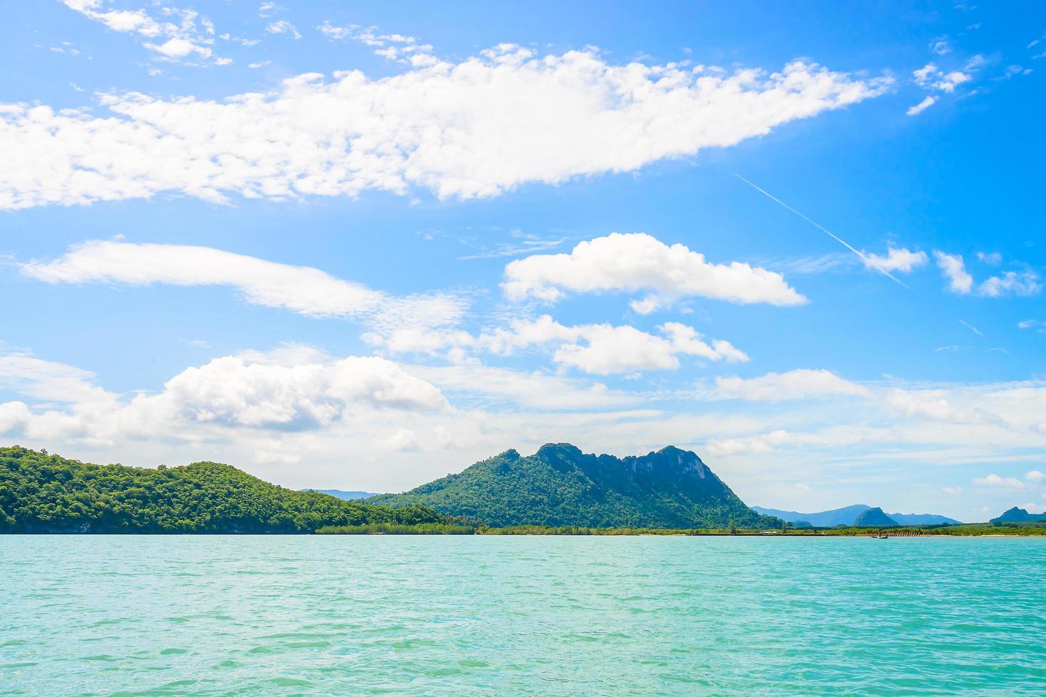 bellissima isola tropicale e mare in thailandia foto