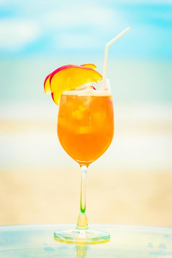 bicchiere di cocktail analcolico ghiacciato sulla spiaggia foto