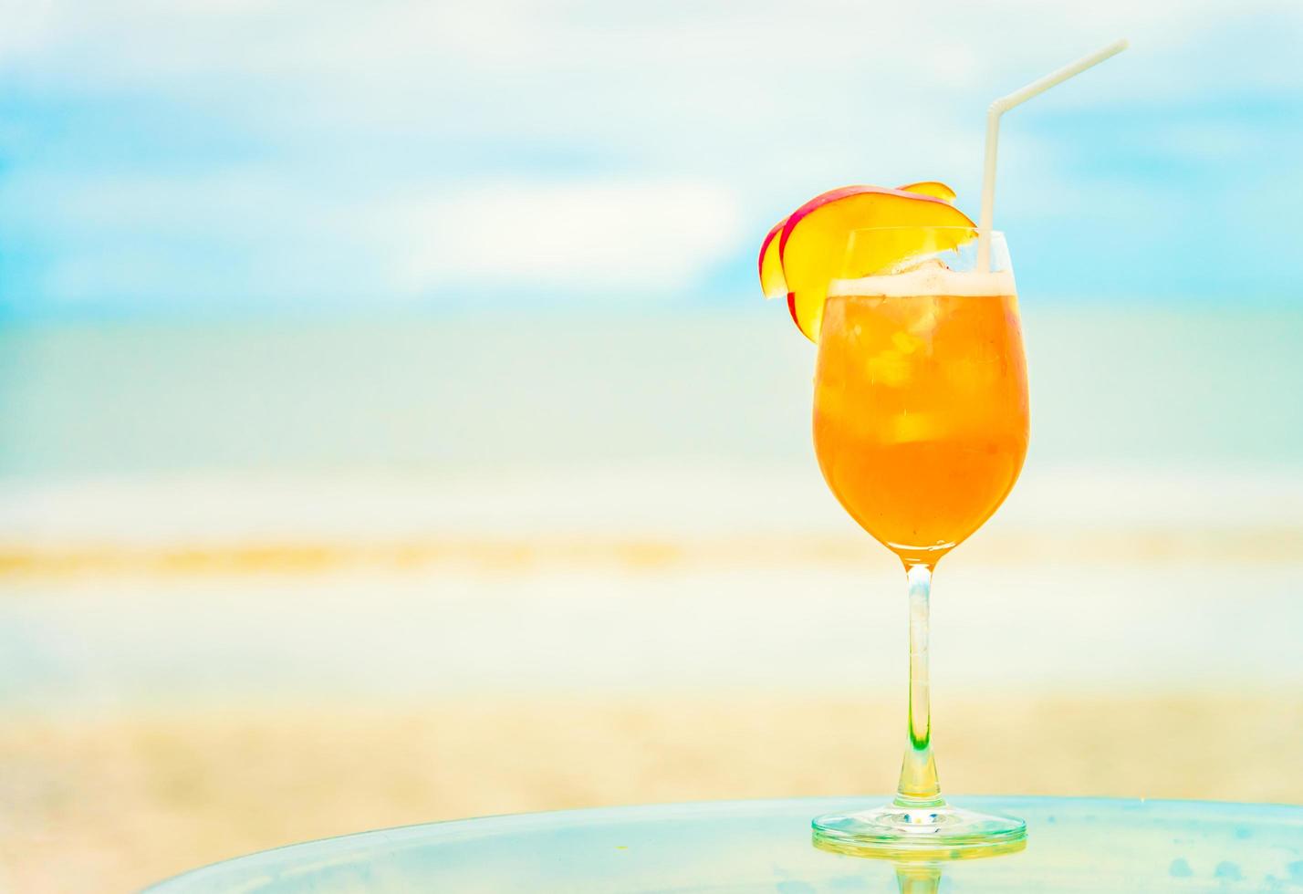 bicchiere di cocktail analcolico ghiacciato sulla spiaggia foto