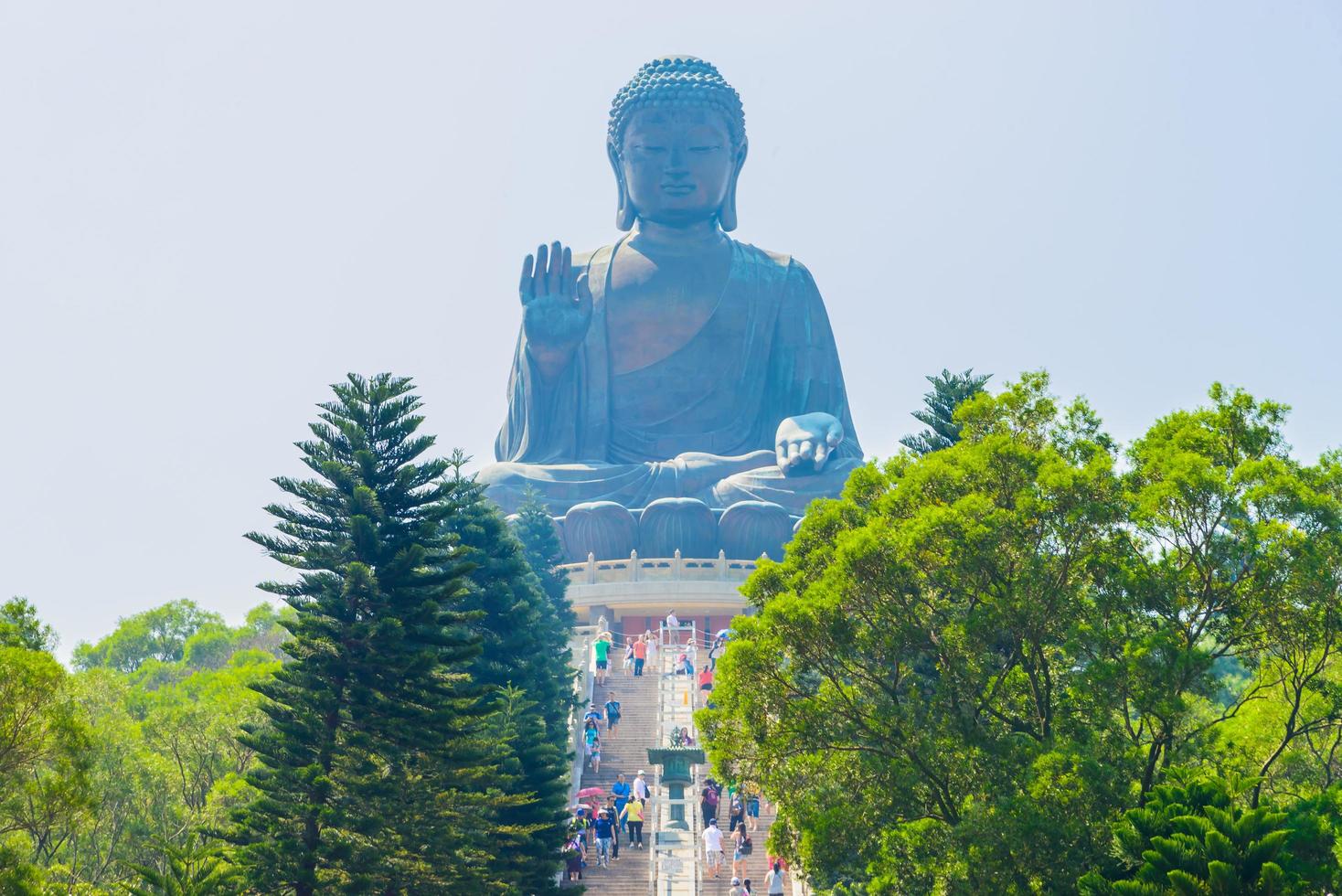 gigantesca statua del buddha a hong kong, cina foto