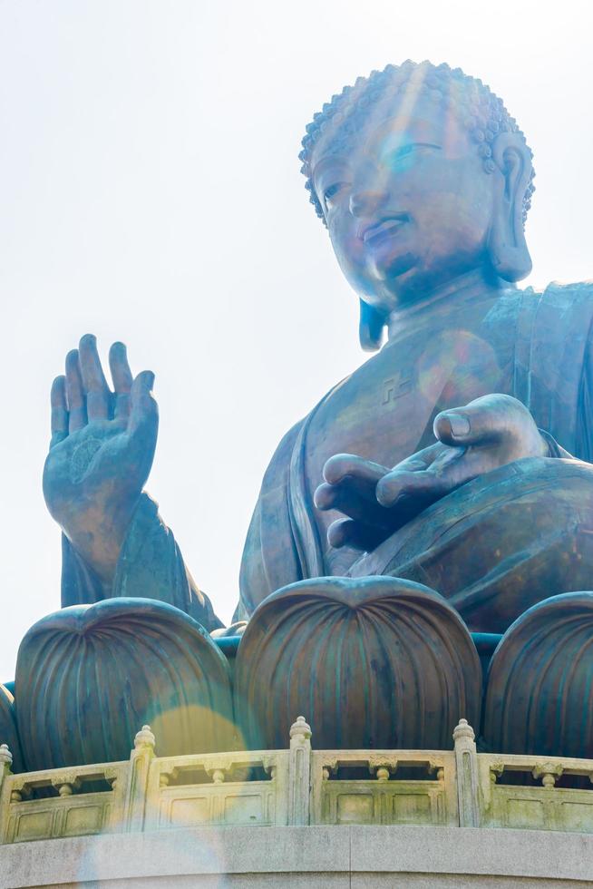 gigantesca statua del buddha a hong kong, cina foto