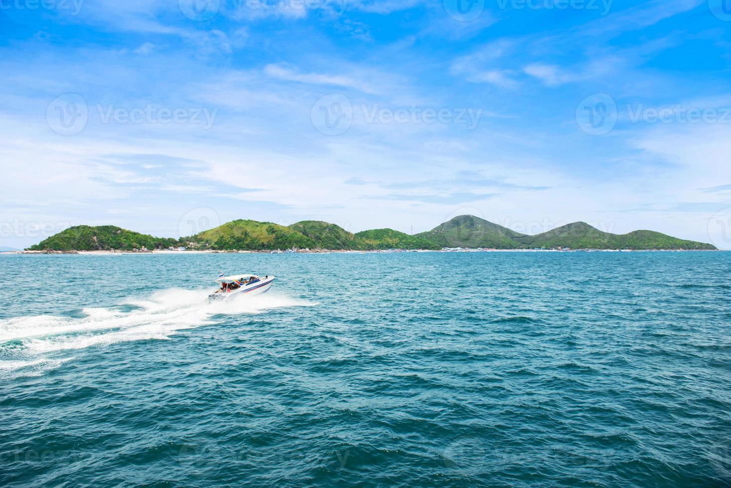 tropicale isola e velocità barca andando per isola foto