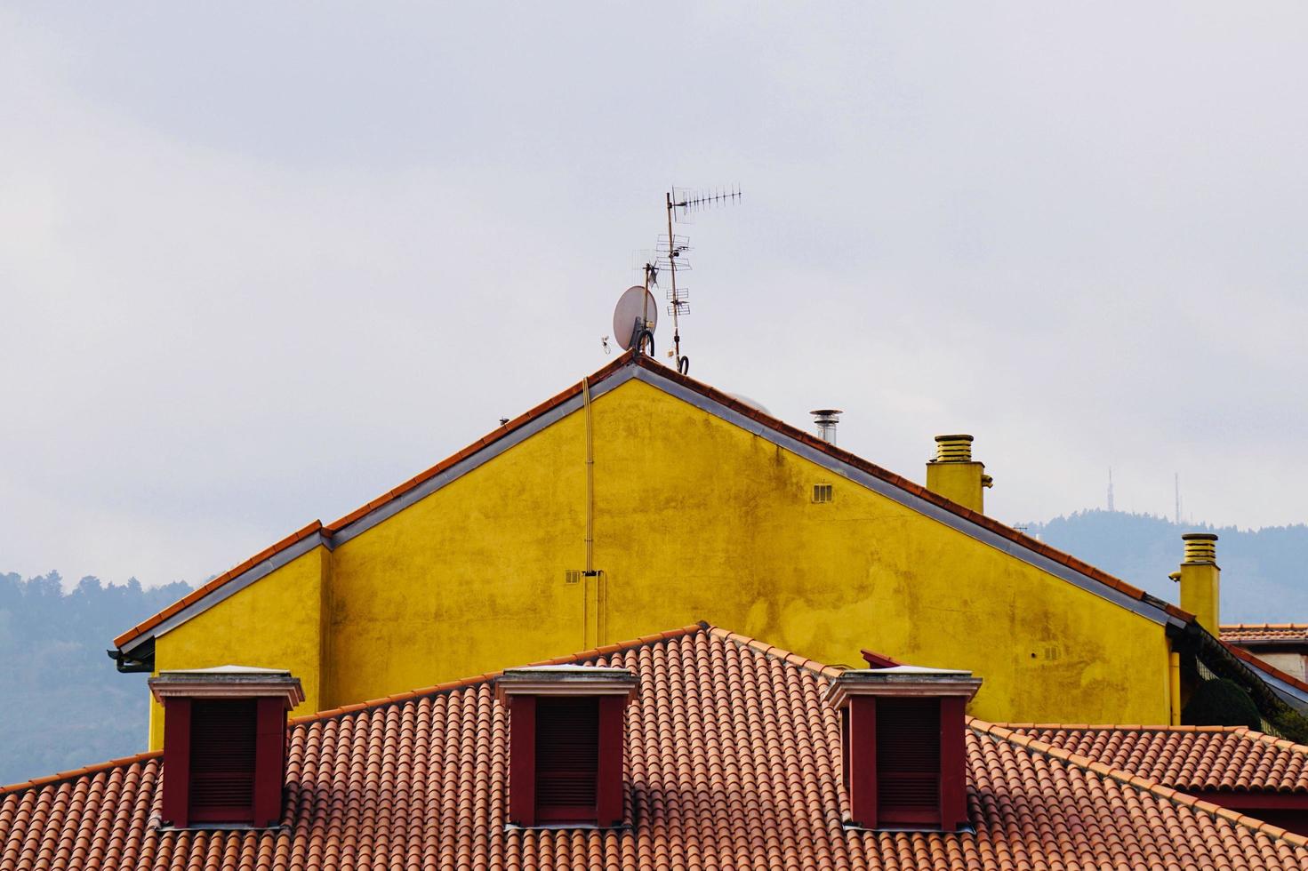 antenna tv sul tetto di una casa foto