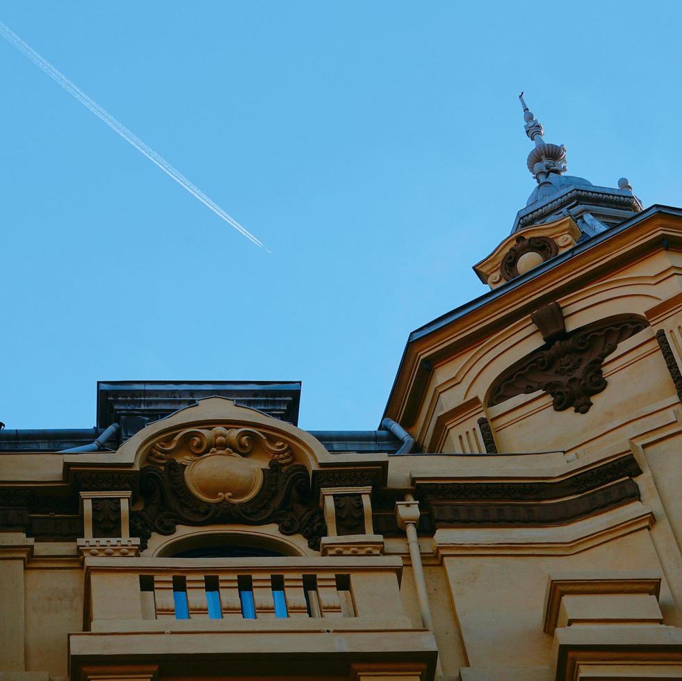 aereo che vola nel cielo blu nella città di bilbao, spagna foto