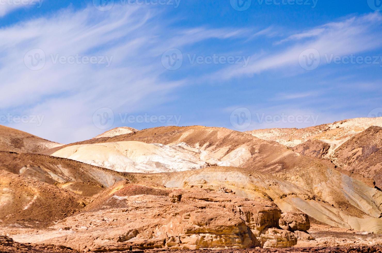 montagne rocciose nel deserto foto