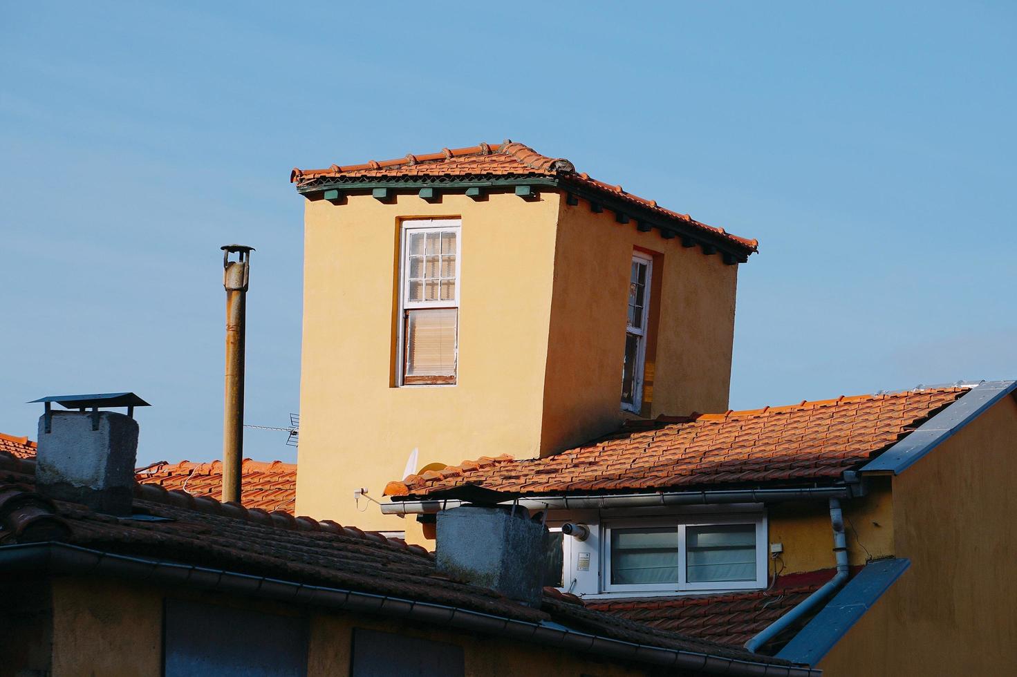architettura della costruzione sul tetto nella città di bilbao, spagna foto