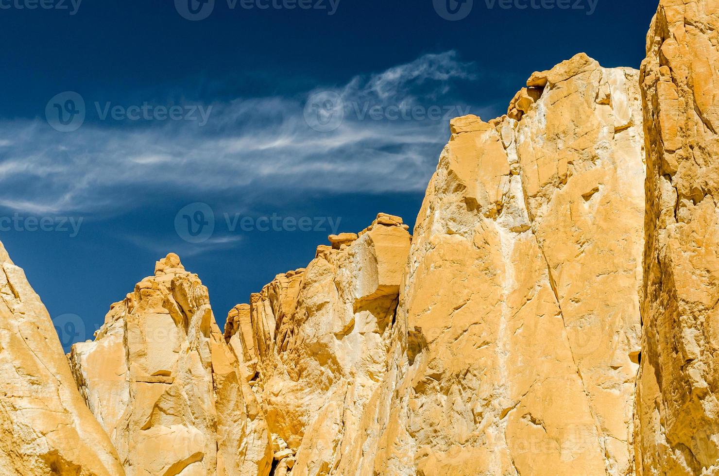 montagne taglienti con cielo blu profondo foto