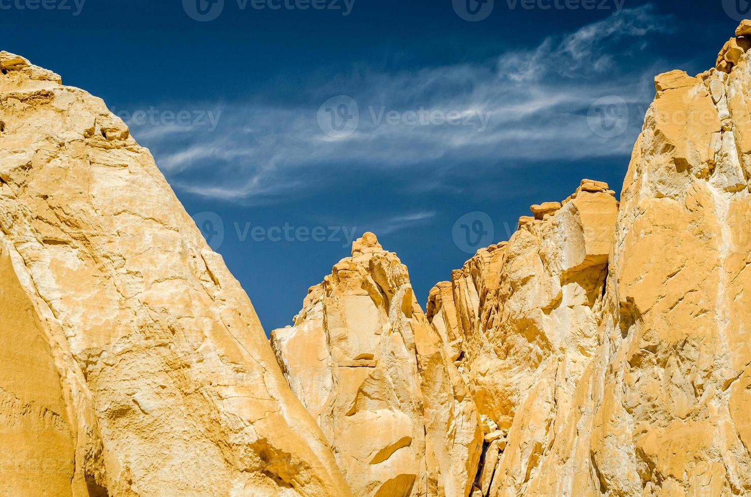 formazioni rocciose con cielo blu foto