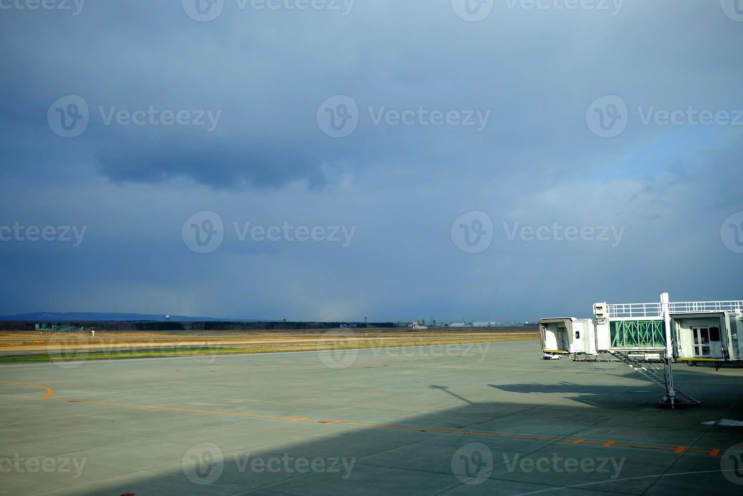 Jet ponte a nuovo chitosio aeroporto hokkaido, Giappone nel nuvoloso giorno. foto