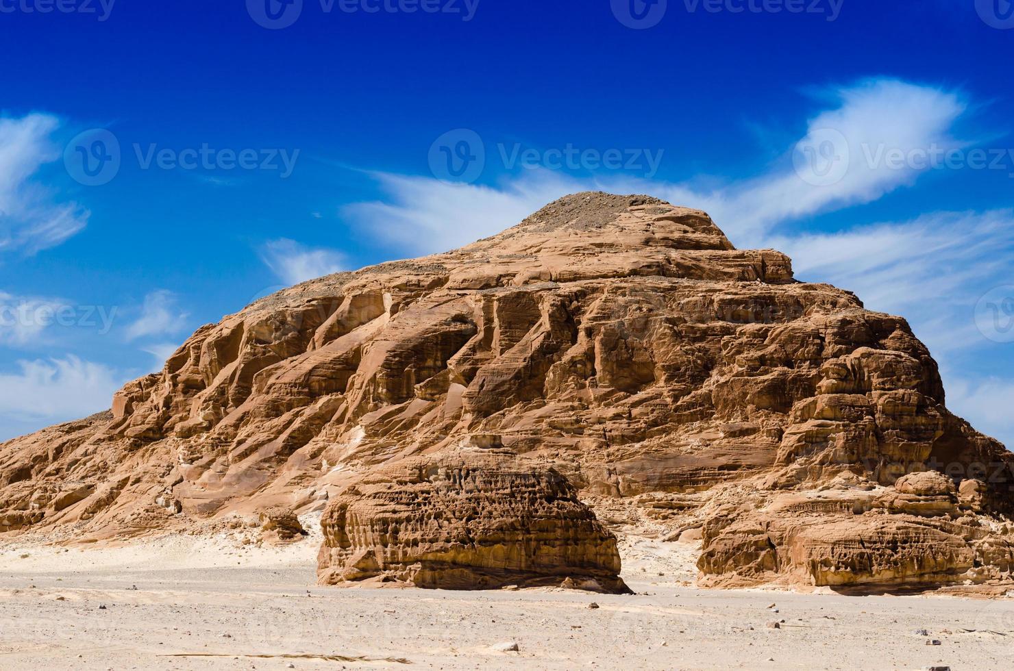 grande collina rocciosa foto