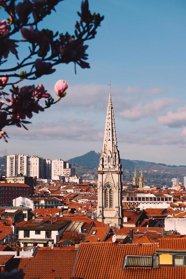 architettura della costruzione sul tetto nella città di bilbao, spagna foto