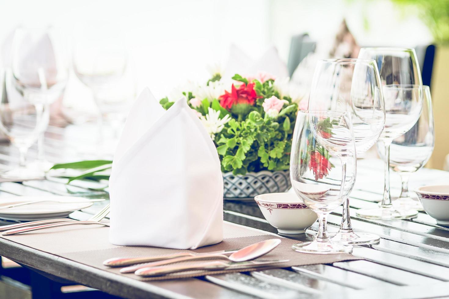 tavolo da pranzo allestito nel ristorante dell'hotel foto