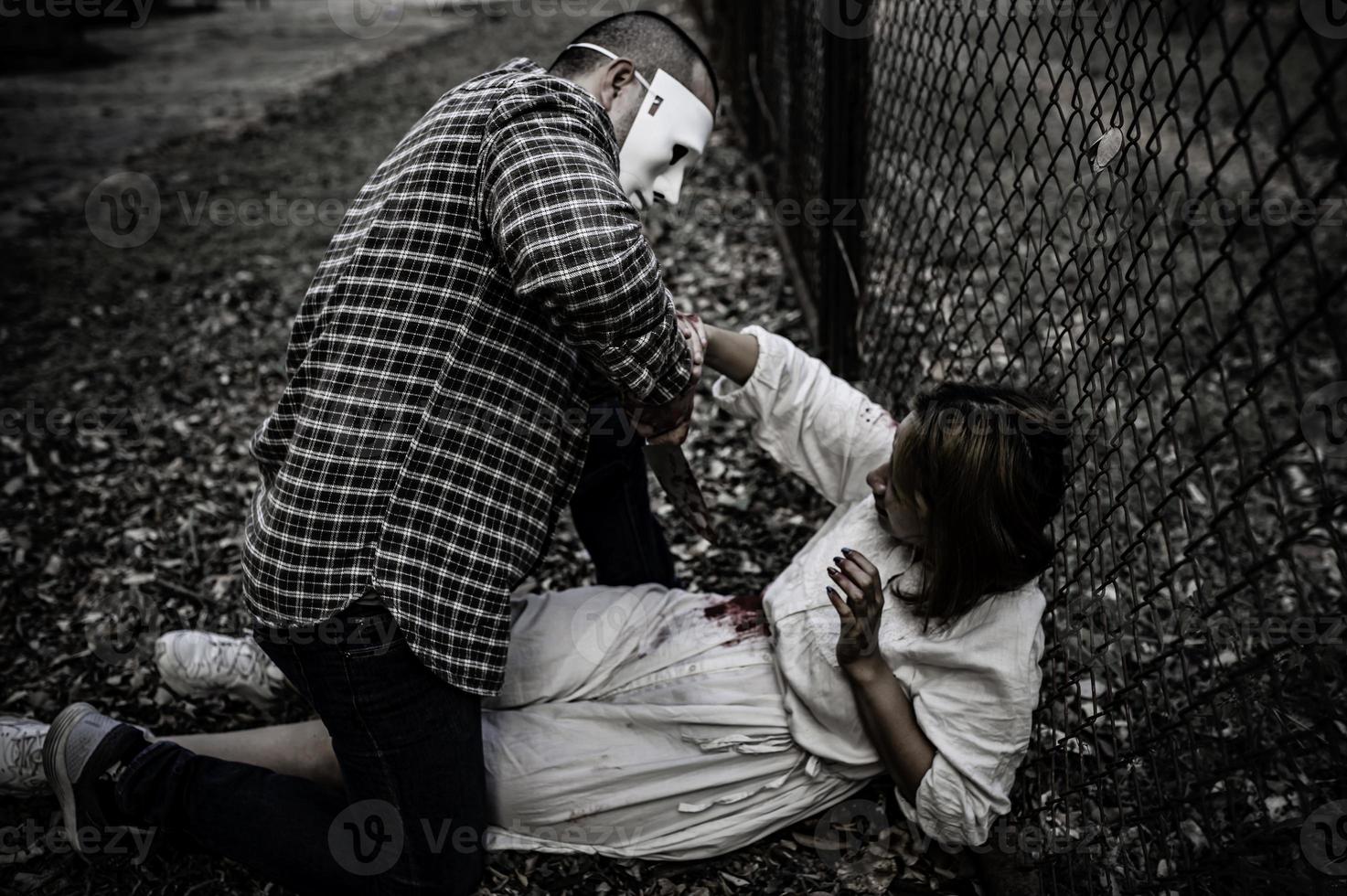 un' seriale uccisore scena è di per uccidere un asiatico donna, concetto thriller scena, halloween Festival foto