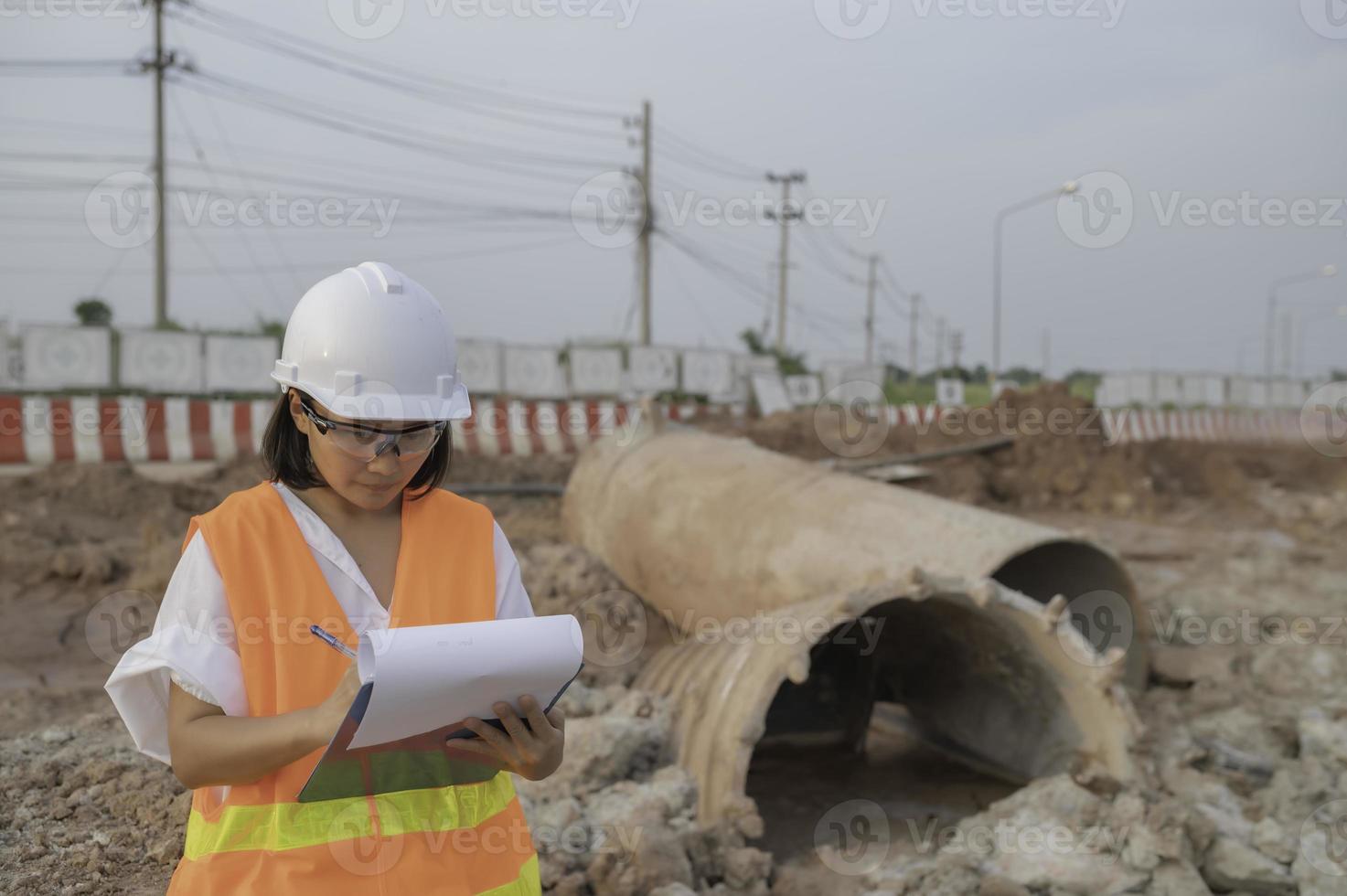 civile ingegneri Lavorando a un' costruzione sito, il azienda manager supervisiona il strada costruzione. foto