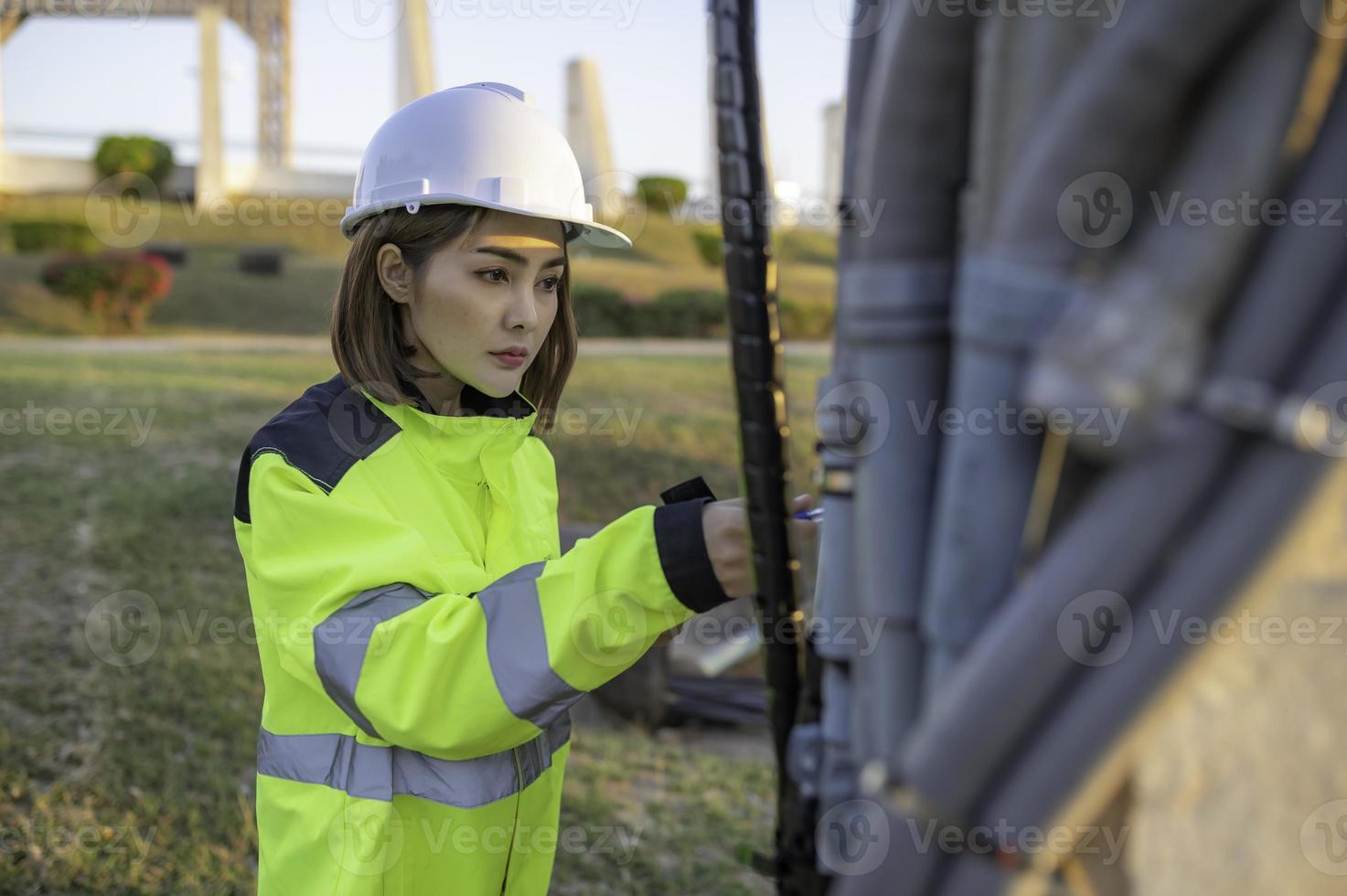 telecomunicazione ingegneri opera a cellula torri per 5g cellula Telefono segnali, rete Torre Manutenzione tecnici foto