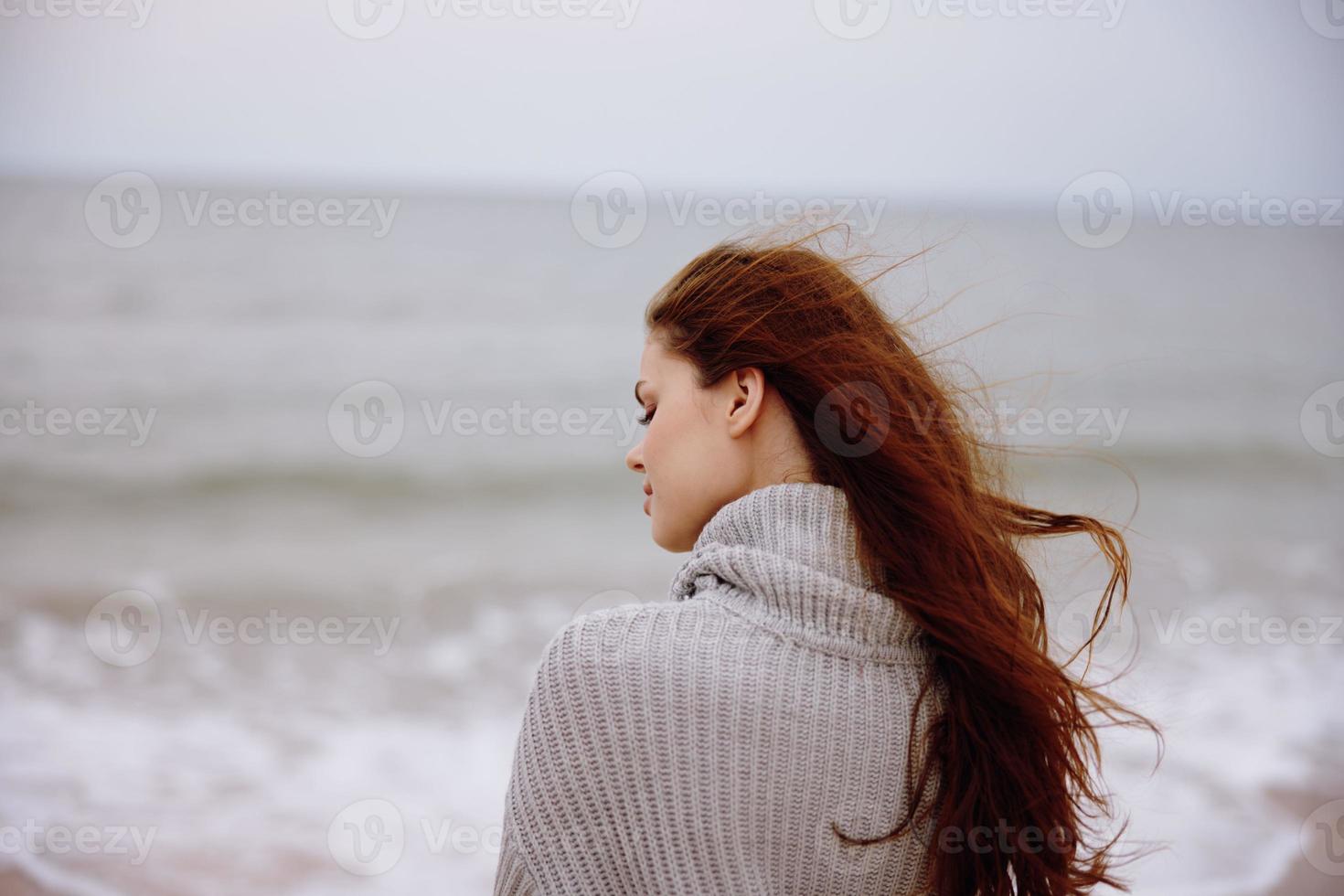 bella donna con lungo capelli su il spiaggia natura paesaggio camminare rilassamento concetto foto